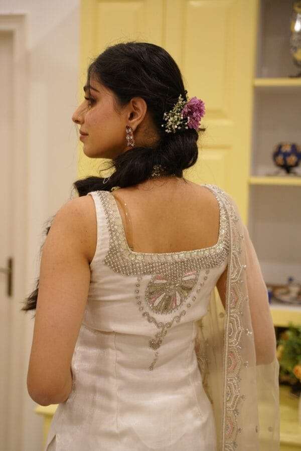White suit - Image 5